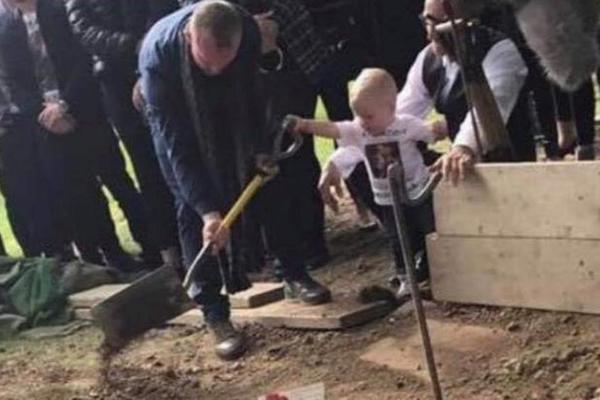 MALI DEČAK SAHRANJUJE SVOG OCA: Ovaj POTRESNI PRIZOR obišao je svet! Sin izgubio tatu zbog SULUDOG ZLOČINA (FOTO)