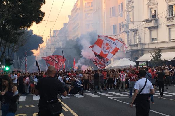 KRENUO KORTEO DELIJA I GEJT 7: Pale se baklje, ceo Beograd gori, bubnjevi tutnje i pesma se ori!