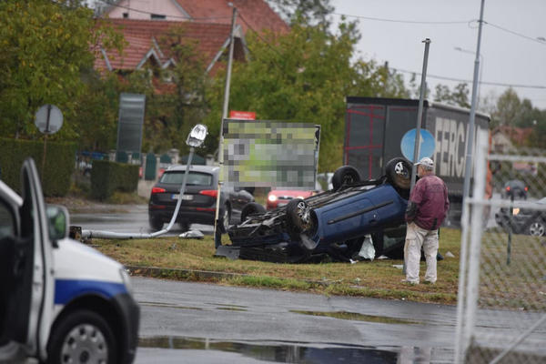 RENO IZLETEO IZ KOLOVOZA I ZAKUCAO SE U STUB: Teška nesreća kod Kraljeva