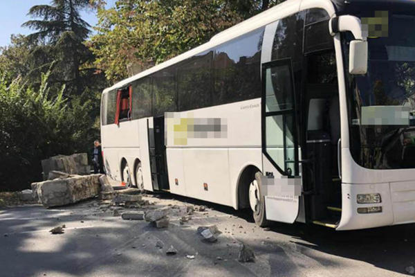 AUTOBUS VOZIO ĐAKE NA EKSKURZIJU I ZAKUCAO SE U KAPIJU STAROG ZDANJA! Ima povređene DECE - HOROR u Aranđelovcu