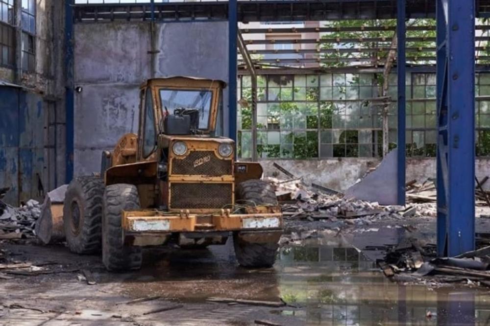 BAGER RADOJE DAKIĆ RUŠI FABRIKU U KOJOJ JE PROIZVEDEN: Da li je ovo najtužnija fotografija danas u Srbiji?