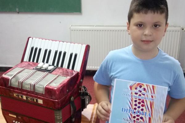 NIKOLA KRIČAK (8) IZ BLACA SVIRA HARMONIKU, I POZVAN JE NA TAKMIČENJE! Potreban mu je NOVAC da bi otputovao!