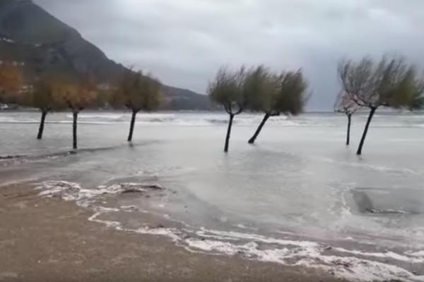 LUDAČKO NEVREME JE POGODILO GRČKU I ALBANIJU: Sav saobraćaj je zaustavljen, VODA NOSI SVE PRED SOBOM! (VIDEO)