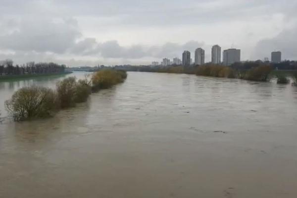 VANREDNO STANJE U HRVATSKOJ: Izlila se Sava u Zagrebu, na Jadranu talasi zaustavili trajekte (VIDEO)