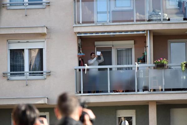 KOMŠIJA POLICAJCA KOJI PRETI DA ĆE SE UBITI Izneo je BELI PAPIR na kom je bila napisana OVA REČ (FOTO)