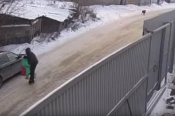 SILOVATELJ JE UGURAO DETE U AUTO, DEČAK JE VIDEO NAPAD! Zbog onoga što je uradio, ceo svet je u šoku! (VIDEO)