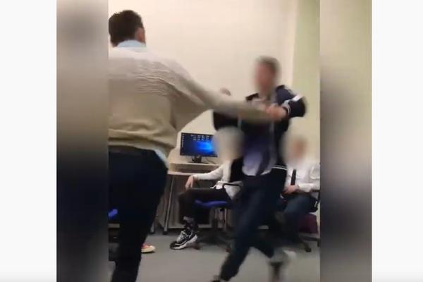 POTUKLI SE PROFESOR I UČENIK! Mladić kasnio na čas, pa nasrnuo na čoveka - zbog njega je dobio OTKAZ (VIDEO)