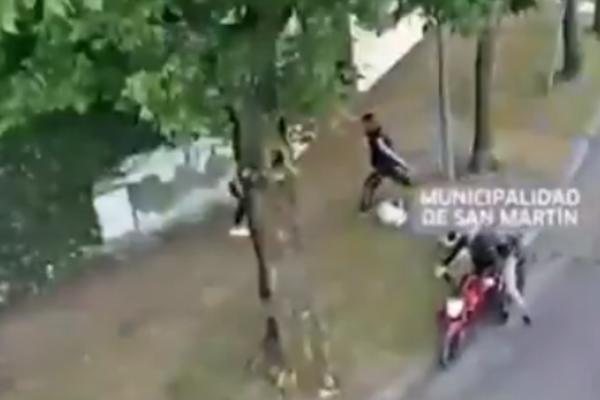 JURILI SU MLADIĆA NA MOTORU DA GA PREBIJU: Brzo ih je stigla KARMA (VIDEO)