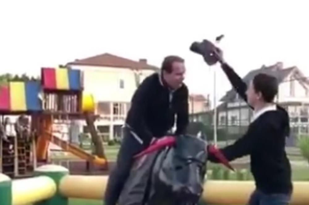 BOGOLJUB KARIĆ ZAJAHAO MEHANIČKOG BIKA: Klinci ga izazvali na rodeo! Pa, ovo morate da vidite! (VIDEO)