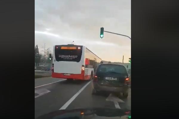 MOGAO JE DA IZAZOVE JEZIVU NESREĆU: Građani snimili neverovatan PREKRŠAJ putničkog autobusa! (VIDEO)