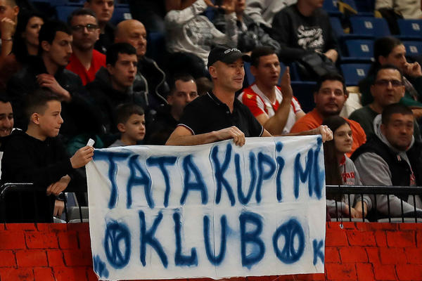 TATA, KUPI MI KLUB: Transparent zvezdaša koji je izazvao mnogo pažnje!