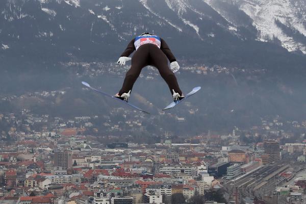 MLADI NORVEŽANIN OSVOJIO I INSBRUK: Lindvik na devet bodova od prvog mesta u generalnom plasmanu!