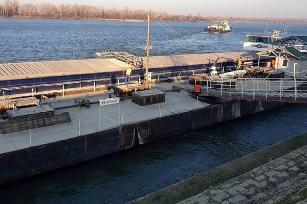 CARINICI SU NA DUNAVU ZAUSTAVILI BROD! Unutra su našli SKRIVENI TOVAR čija je vrednost VELIKA (FOTO)