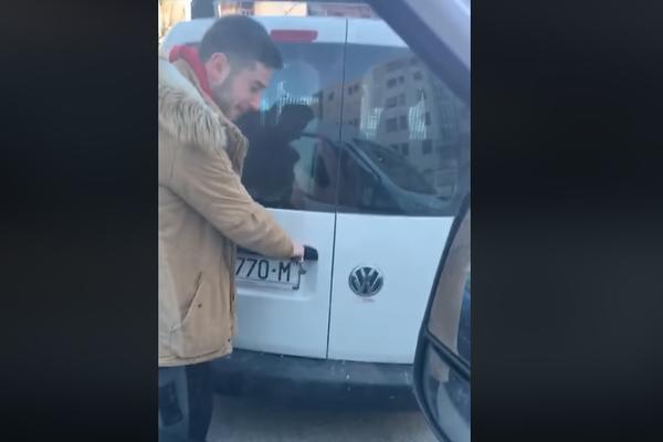 PRIJATELJ GA JE ZVAO U POMOĆ DA OTKLJUČA AUTO: Kada je video šta je bio problem, UMRO JE OD SMEHA (VIDEO)