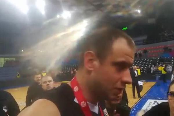 EMOTIVNI NOVICA STAO PRED NOVINARE: Momci su u bolovima posle meča! Ovaj Partizan nije ni svestan koliko može!