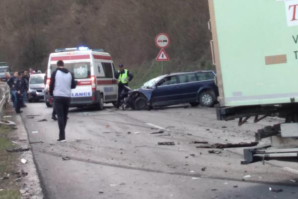 SAOBRAĆAJNA NESREĆA NA IBARSKOJ KOD UŠĆA: Sudarili se audi nemačkih tablica i kamion