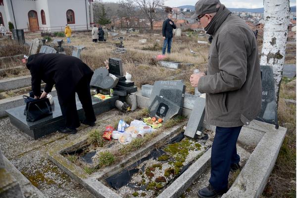 JASMININI RODITELJI NA ĆERKINOM GROBU ZATEKLI UŽASAN PRIZOR: Ovako izgledaju zadušnice u Južnoj Mitrovici!