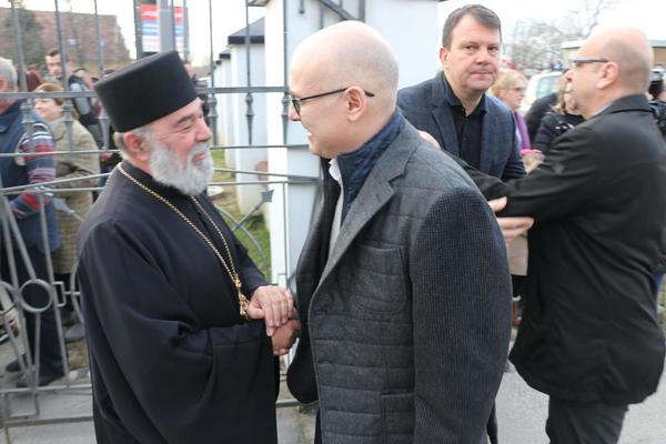 VLADIKA VASILIJE I MILOŠ VUČEVIĆ PREDVODILI LITIJU: Moleban u Sremskoj Kamenici za narod u Crnoj Gori (VIDEO)