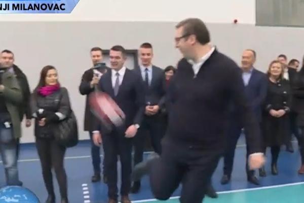 I VUČIĆ SE SPREMA ZA DERBI: Potezi sa loptom oduševili decu u Gornjem Milanovcu!