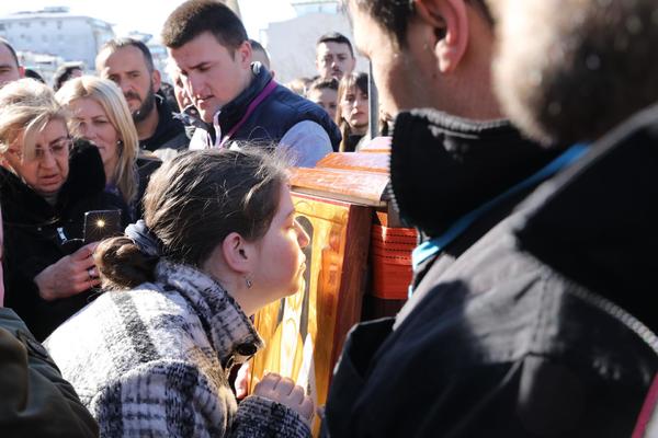 SVETE MOŠTI STIGLE SU U PODGORICU: Okupljeni su prilazili KOVČEGU i ljubili ga (VIDEO)