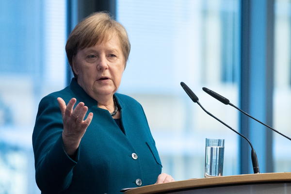 ZBOG OVIH FOTKI NEKADA NAJMOĆNIJE ŽENE SVETA ĆETE ZANEMETI: Ovako izgleda Merkelova kada se SKINE U KUPAĆI (FOTO)