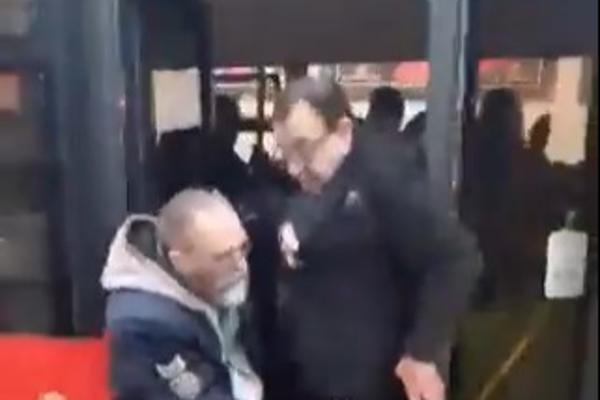 DŽEPARIO JE PUTNIKE U BEOGRADSKOM AUTOBUSU, ONDA JE PROVALJEN: Niko ne može da veruje da je ovaj TIP lopov (VIDEO)