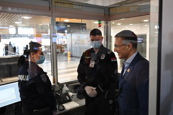 NEBOJŠA STEFANOVIĆ OBIŠAO ZAPOSLENE NA AERODROMU: Imao je VAŽNU PORUKU za POLICIJSKE SLUŽBENIKE (FOTO)