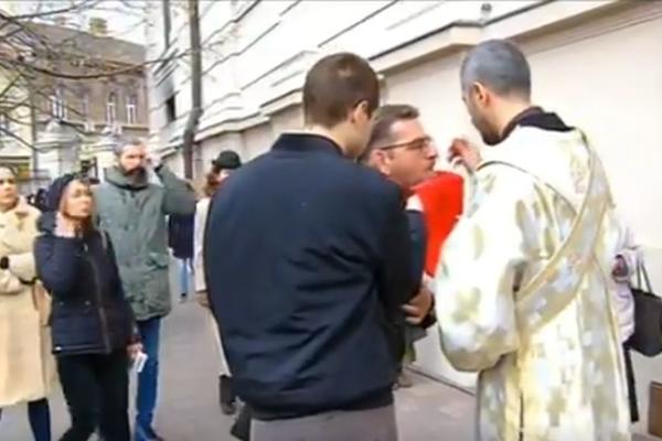 LJUDI, IMATE LI VI MOZGA?! Popovi u Novom Sadu usred pandemije davali PRIČEŠĆE vernicima IZ ISTE KAŠIKE!? (VIDEO)