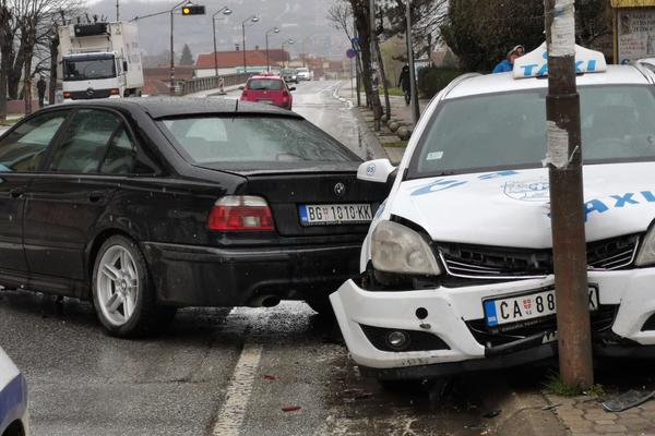 POGLEDAJTE SAMO KAKAV KARAMBOL JE NAPRAVIO LIK IZ ČAČKA: Vozio BMW i zakucao se u dva taksi vozila, srče ima svuda