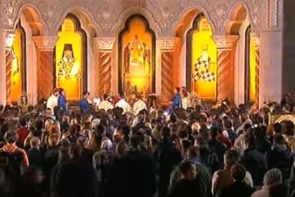 ZABRANITI LITURGIJU ZA VREME VASKRŠNJEG POSTA ILI NE? Šta vi mislite? Lome se koplja, ljudi samo što ne zarate