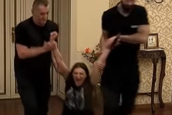 VRIŠTANJE U PAROVIMA, OBEZBEĐENJE JE VUKLO PO VILI! Jeziva scena koja nije za one sa slabim srcem (VIDEO)