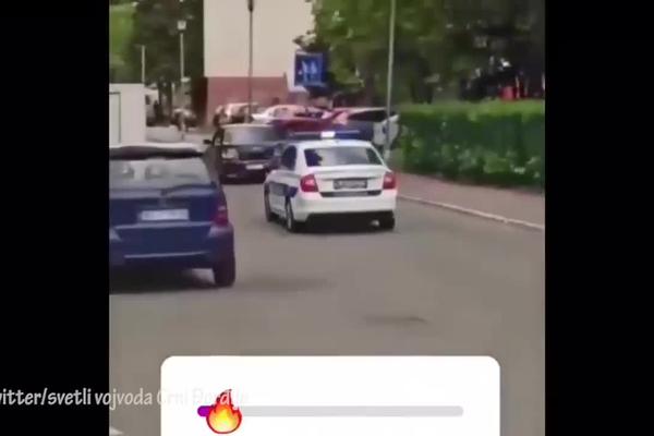 ŠOK SNIMAK IZ ŽELEZNIKA: Policija juri momka u crnom automobilu, građani podržavaju begunca! (VIDEO)