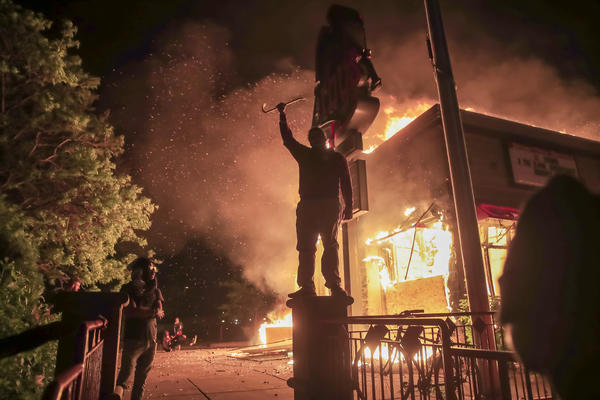 VOJSKA IZAŠLA NA ULICE MINEAPOLISA: Protesti se izmakli kontroli, AMERIKA GORI (VIDEO)