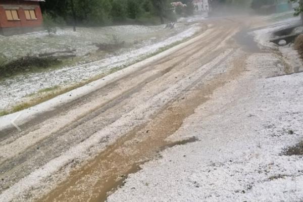 HAOS U HRVATSKOJ: Ulice se zabelele u snažnoj oluji, uništeni usevi (FOTO/VIDEO)