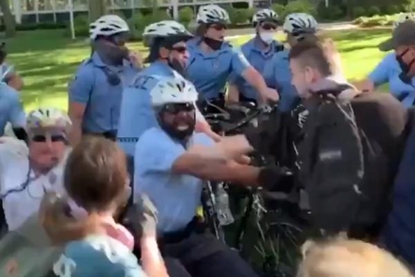 JOŠ JEDAN SNIMAK POLICIJSKE BRUTALNOSTI ŠOKIRAO AMERIKU: Pogledajte šta rade studentima (VIDEO)