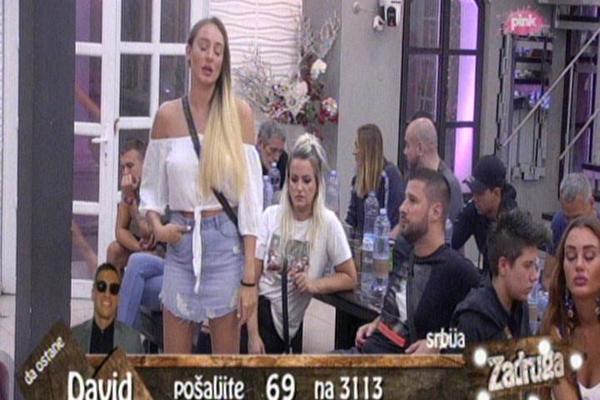 MENSUROVI OGORČENI! Anabela ima privatne pozive! (VIDEO)