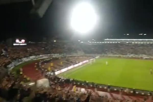 CEO STADION POZDRAVIO MIŠU TUMBASA: Emotivne scene na Derbiju, navijači ne zaboravljaju svoju ikonu! (VIDEO)