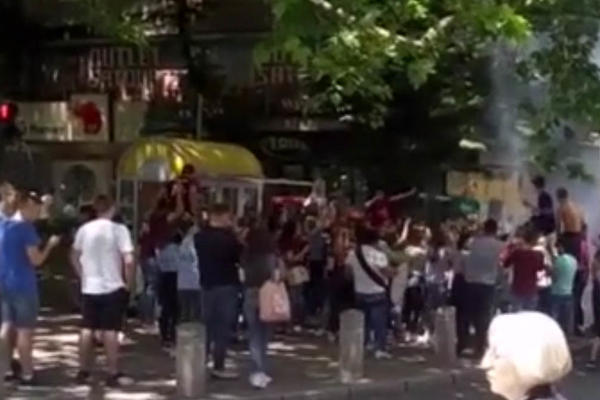 TRUBE SE ORILE CENTROM BEOGRADA! Maturanti slavili kraj školovanja, okupili se prvi put nakon tri meseca (VIDEO)