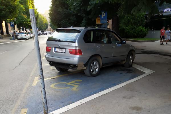 KAD U SRBIJI VOZIŠ BMW X5, MOŽEŠ DA PARKIRAŠ NA 2 MESTA ZA INVALIDE: Slika iz srpskog grada RAZBESNELA LJUDE (FOTO)