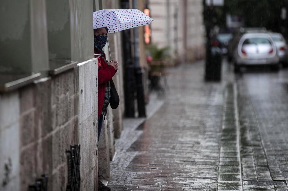 AKO STE DANAS SA SOBOM PONELI KIŠOBRAN, NISTE POGREŠILI: RHMZ najavio padavine u narednih sat vremena