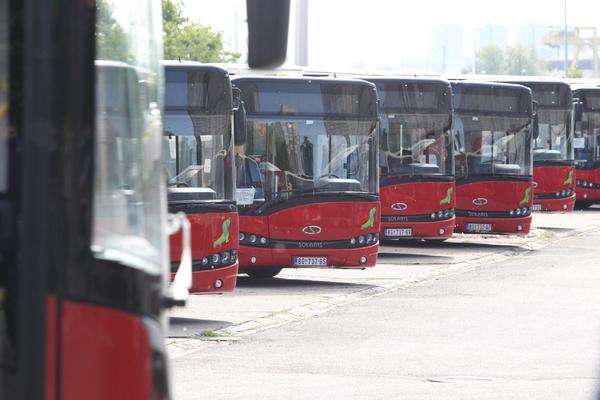 "PRE SVEGA GOSPODIN": Deka RAZGALIO putnike u beogradskom autobusu, NAJLEPŠI prizor koji ćete DANAS VIDETI (FOTO)