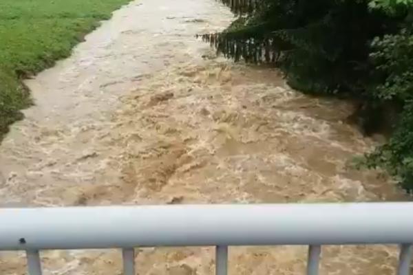 ŽANDRAMERIJA U OSEČINI, HAOS U VALJEVU: Proglašeno vanredno stanje, sve je poplavljeno! (VIDEO)