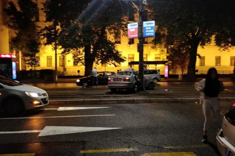 STRAVIČNA NESREĆA U BULEVARU: Sin diplomate (30) se zakucao u tramvajski stub! (FOTO)