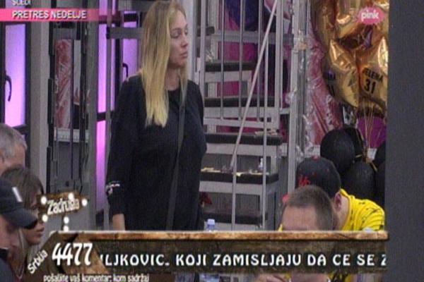 ZAPREPASTILA SVE! Anabela Luni: Prodala si me za ki*u! (VIDEO)