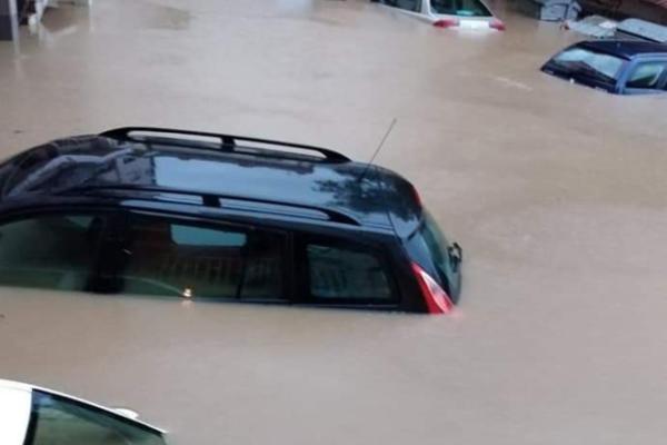 SLIKA IZ KOSJERIĆA SVE GOVORI: Situacija je dramatična, automobili plivaju u vodi (FOTO)