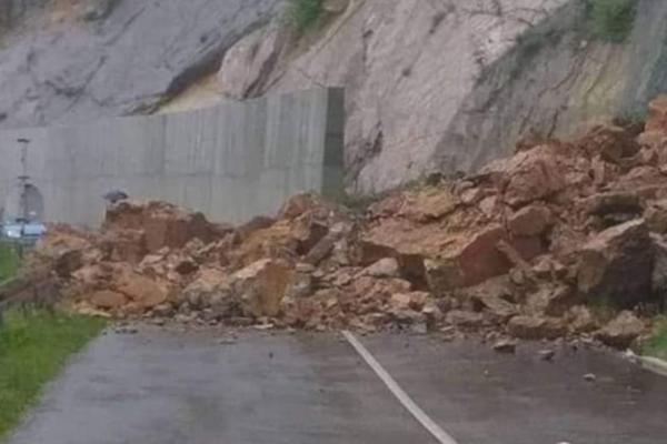 ODRON NA PUTU VALJEVO - LJUBOVIJA: Vozila ne mogu da prolaze, situacija je više nego kritična (FOTO)