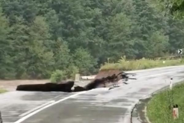 SNIMLJEN MOMENAT U KOJEM SE PREPOLOVIO PUT KOD IVANJICE: Ovo je STRAVIČNO! (VIDEO)