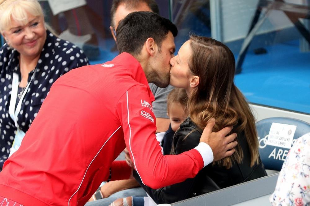 PONOSNA SUPRUGA: Jelena oduševljena zbog Novakovih pobeda potkačila američkog novinara (FOTO)