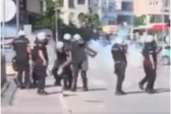 NA SNIMKU SE SVE VIDI, CRNA GORA NA NOGAMA: Deset policajaca brutalno tuče ovog mladića! (VIDEO)