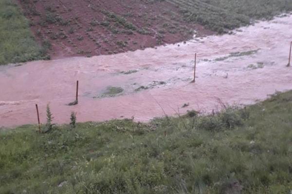 HAOS NA ZLATARU, VODENA BUJICA NOSI SVE PRED SOBOM: Ovi prizori sledili su Srbiju! (FOTO)